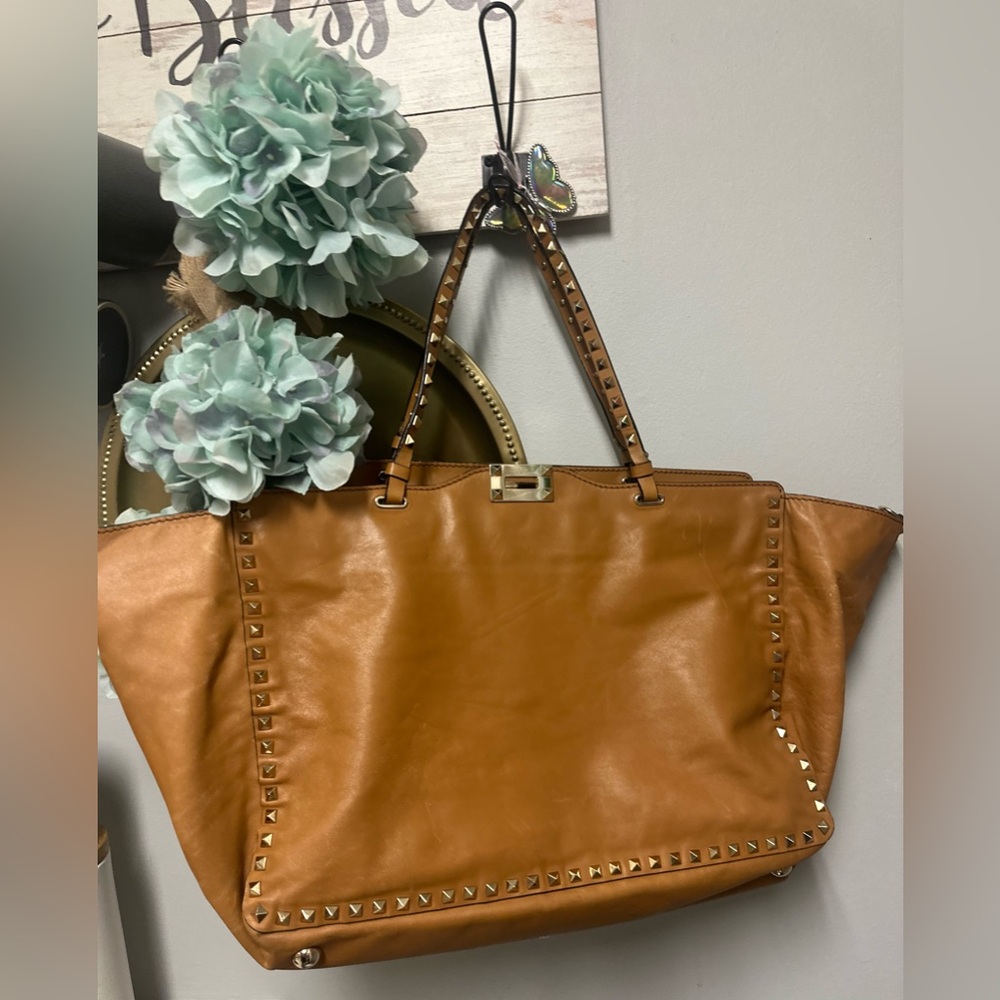 VALENTINO ROCKSTUD🌹Studded Camel calfskin leather large pre loved Tote Bag.